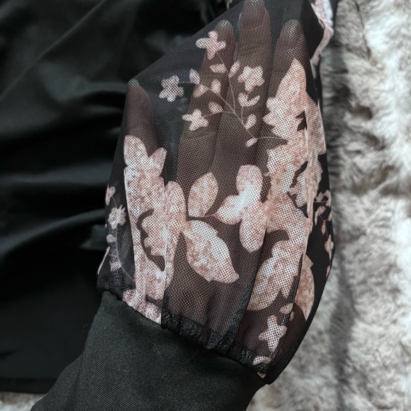 SOLD ⚜️5 for $20 ⚜️ Floral Mesh Sleeve Top - Picture 2 of 4